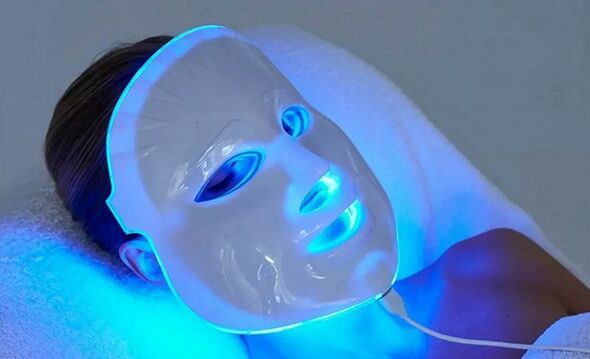 Zabieg fototerapii LED w celu zwalczania związanych z wiekiem zmian skóry twarzy