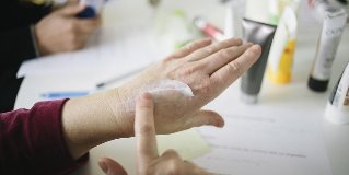 odmłodzenie skóry rąk w warunkach domowych